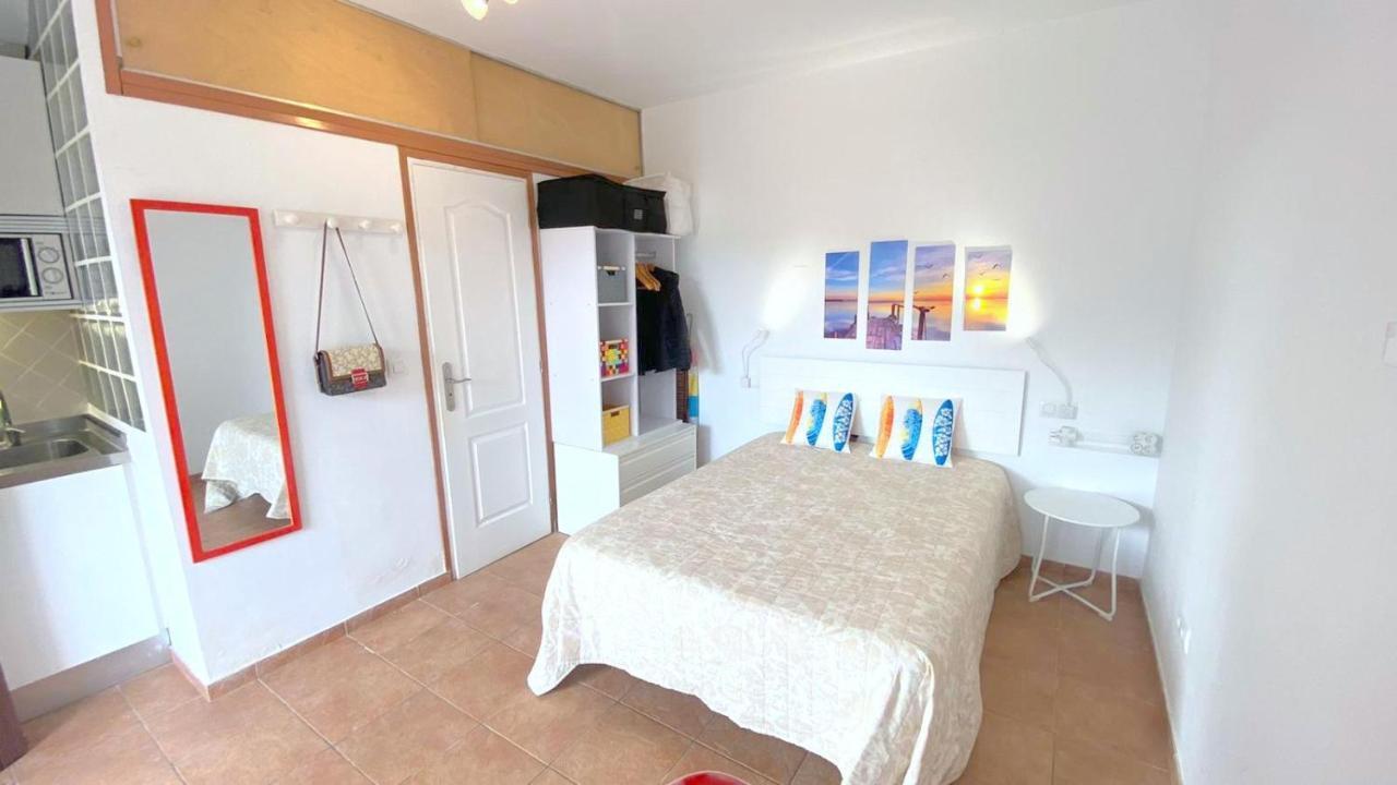 Tenis Sol Levante 103 Roses Luaran gambar